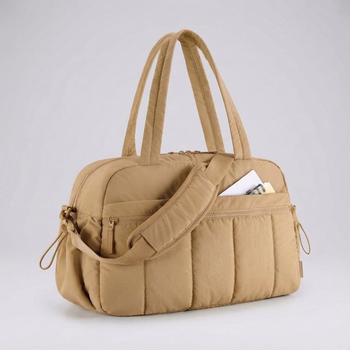 Snygg och praktisk Aerelle duffelväska. Perfekt som handbagage eller kompakt resväska för weekendresor.