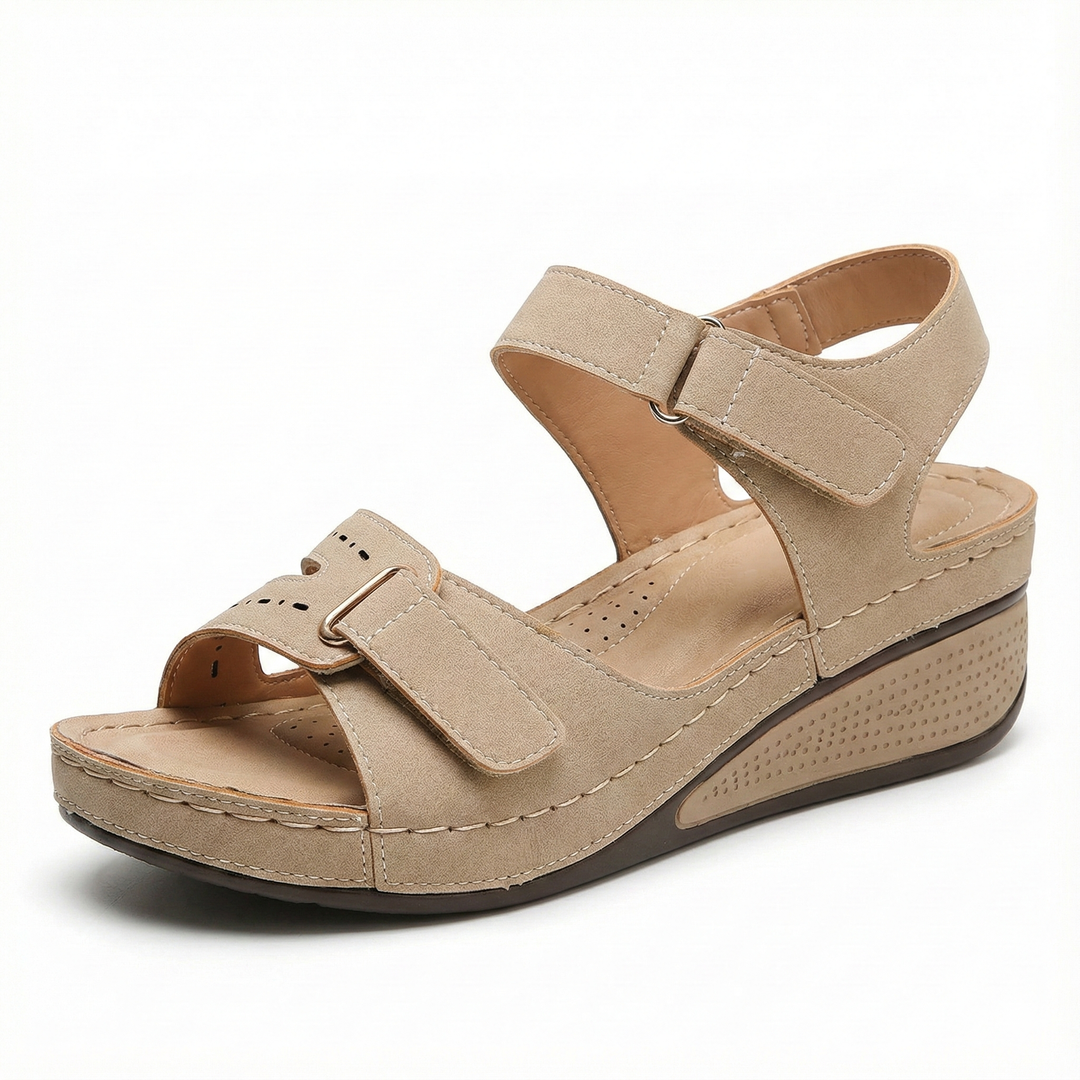 Alena damsandalett med kilklack. Bekväma slip-on sandaler med fotvalvsstöd för hela dagen.