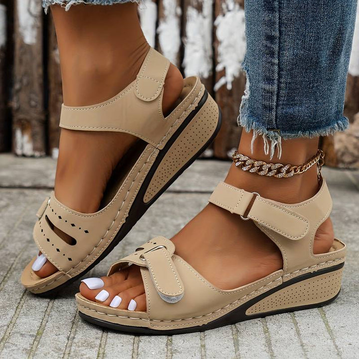 Damskor Alena med kilklack. Bekväma sandaler med slip-on design och bra stöd för fötterna.