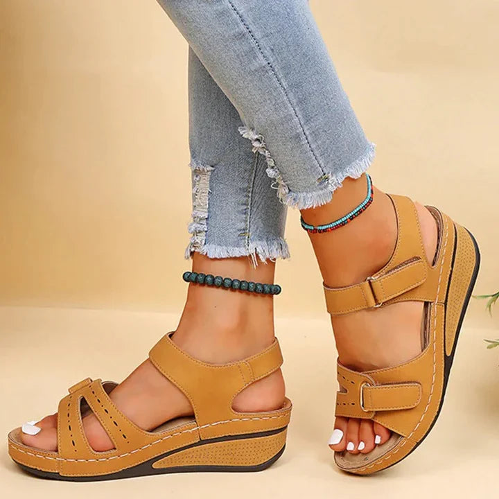 Alena damsandal med kilklack. Halkfria slip-on sandaler för optimal komfort och hållning.