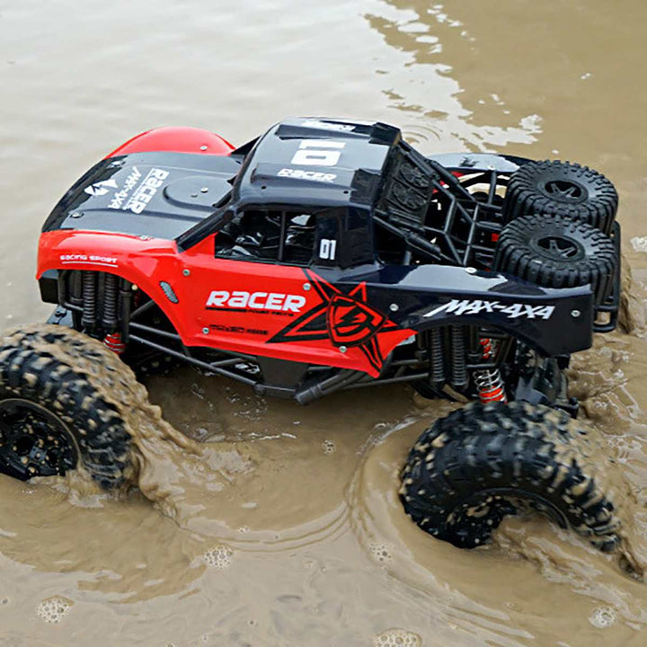 Röd off-road RC-bil i lera och vatten