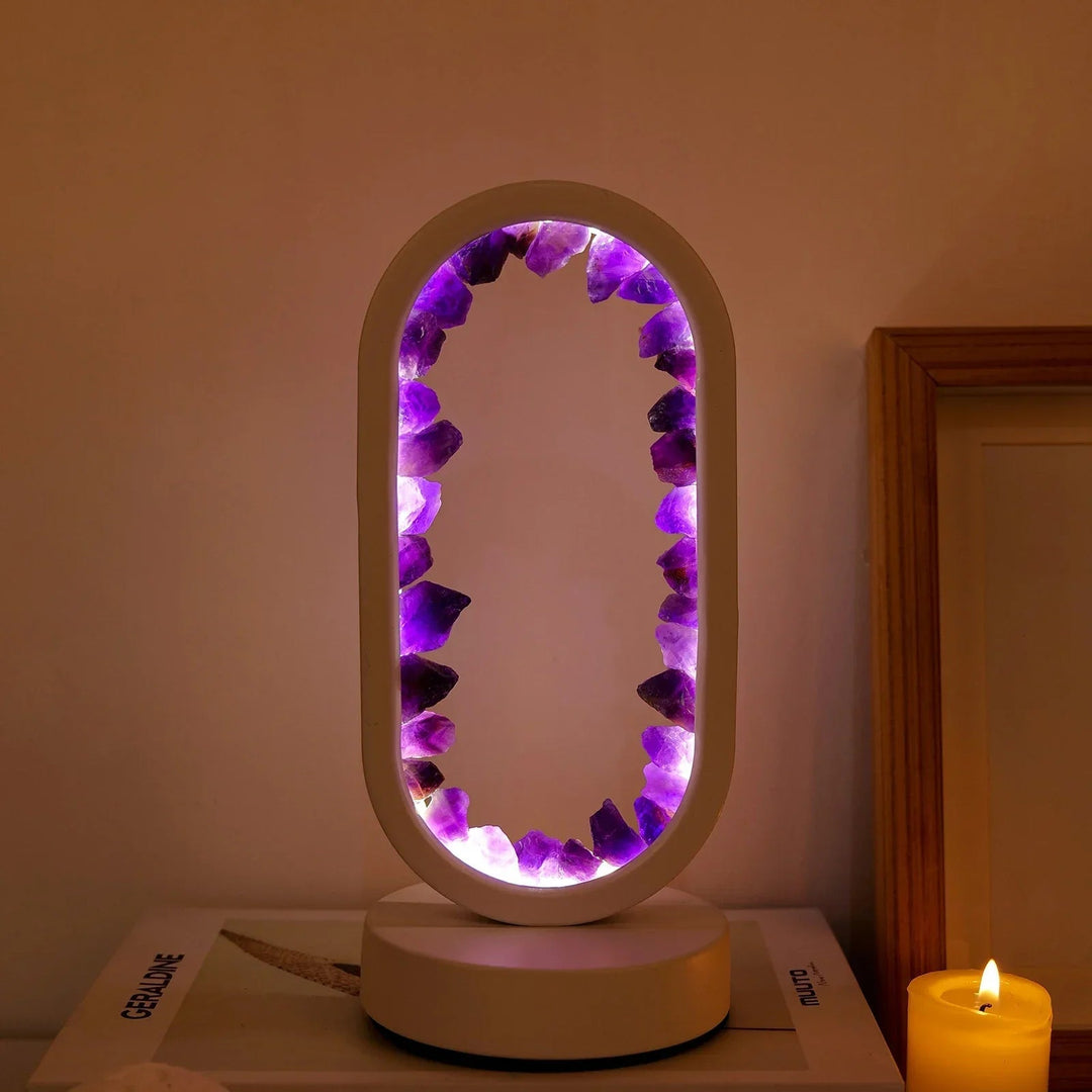Närbild på lila ametistkristaller i natursten med varm och mysig belysning