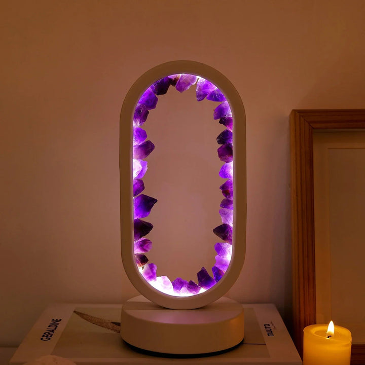 Närbild på lila ametistkristaller i natursten med varm och mysig belysning