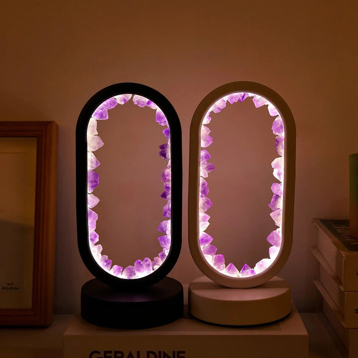 Elegant bordslampa i lila kristall som skapar lugn atmosfär i hemmet