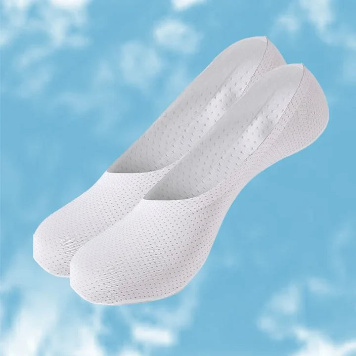 Andningsbara silkesstrumpor för sommar, ljus beige färg med silikonhälgrepp, svala och antibakteriella för optimal komfort.