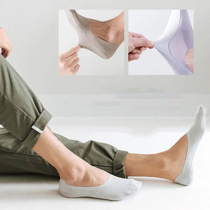 Andningsbara silkesstrumpor för sommar, ljus beige färg med silikonhälgrepp, svala och antibakteriella för optimal komfort.
