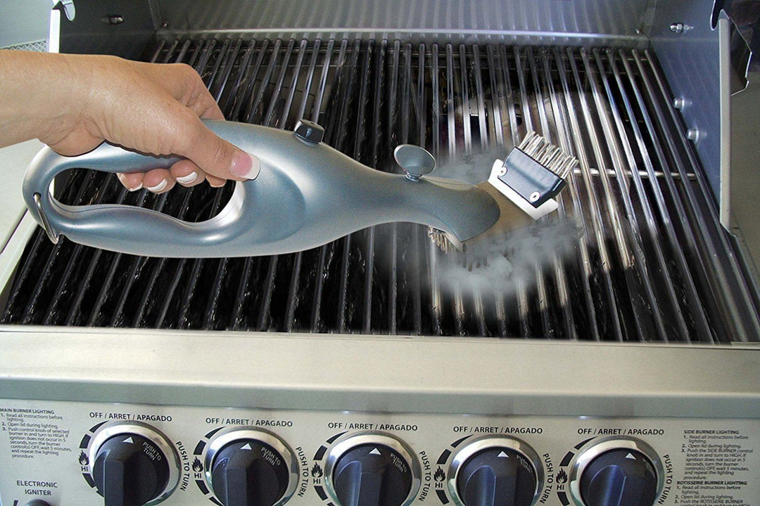Närbild på ångrengörande grillborste för effektiv och enkel rengöring av grillen