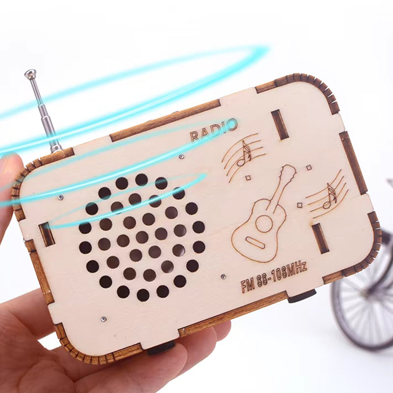 Anpassningsbar DIY-radio för barn och vuxna, trä och elektroniska komponenter, samlas själv, pedagogiskt teknikprojekt.