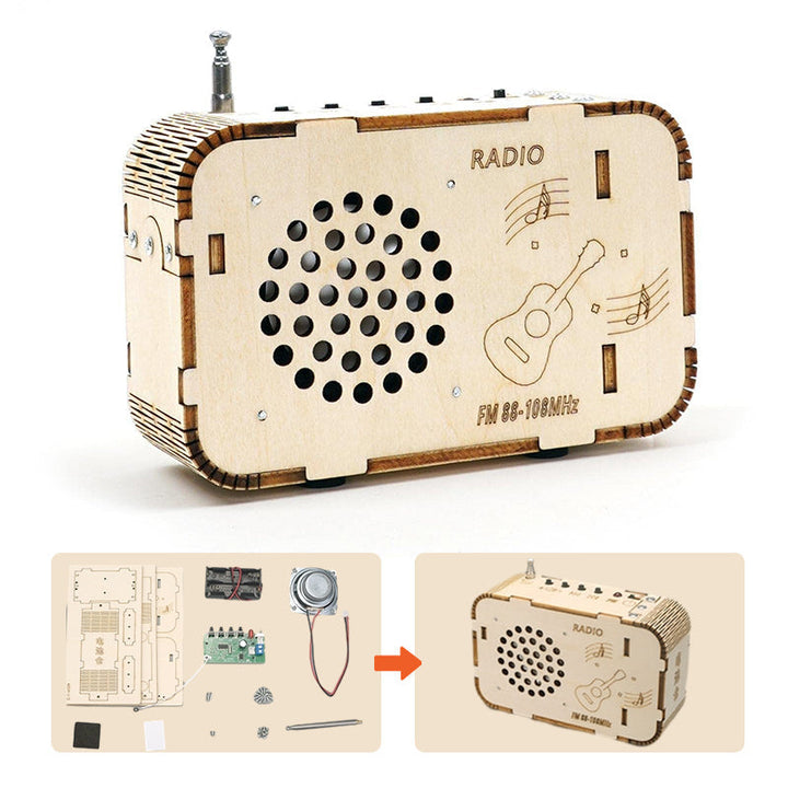 Anpassningsbar DIY-radio för barn och vuxna, trä och elektroniska komponenter, samlas själv, pedagogiskt teknikprojekt.