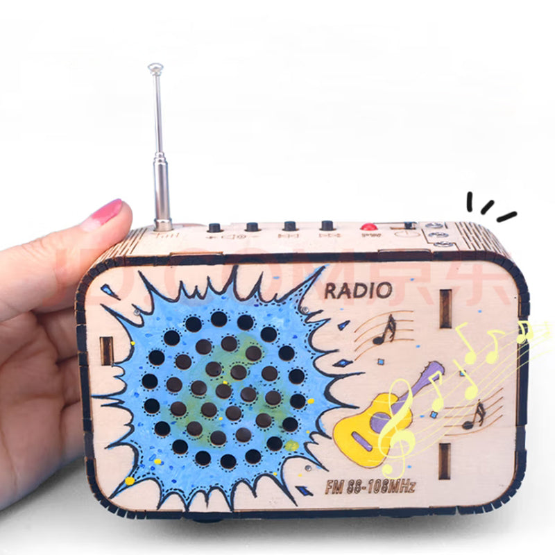 Anpassningsbar DIY-radio för barn och vuxna, trä och elektroniska komponenter, samlas själv, pedagogiskt teknikprojekt.