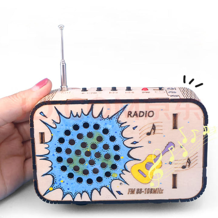 Anpassningsbar DIY-radio för barn och vuxna, trä och elektroniska komponenter, samlas själv, pedagogiskt teknikprojekt.