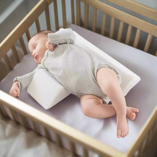 Antirullande babykudde i minnesskum för nyfödda och spädbarn. Ger säker sömn och stöd.