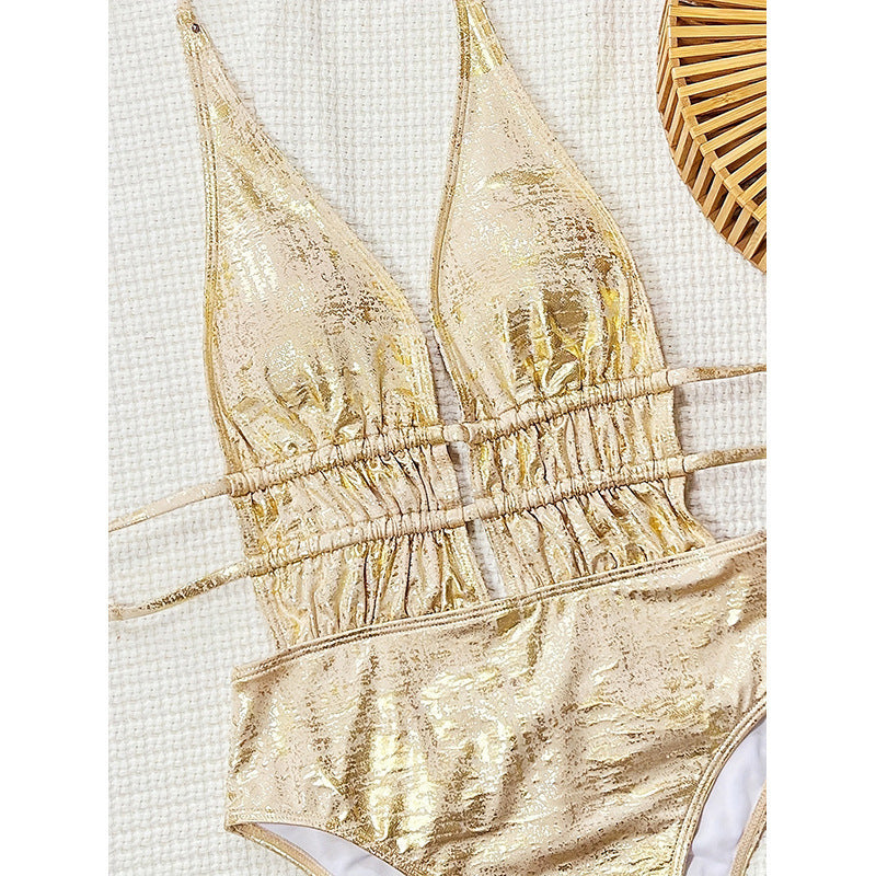 Glamourös aprikosfärgad baddräkt med högt skuren ben och elegant cut-out detalj, stilren badmode för kvinnor.