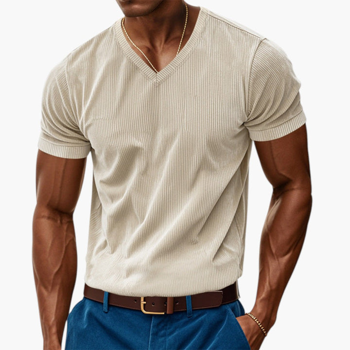 Aprikosfärgad herr-t-shirt med V-ringning och ribbad yta, kort ärm. Ett snyggt basplagg för sommar och vår.