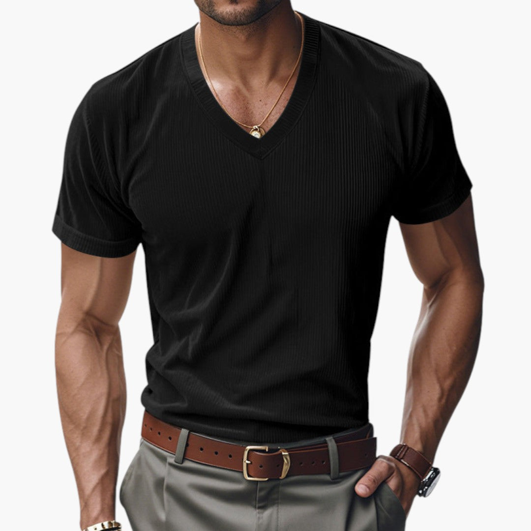 Svart v-ringad herr-t-shirt i ribbat tyg, kortärmad. Stilrent och casual basplagg för män, perfekt för våren.