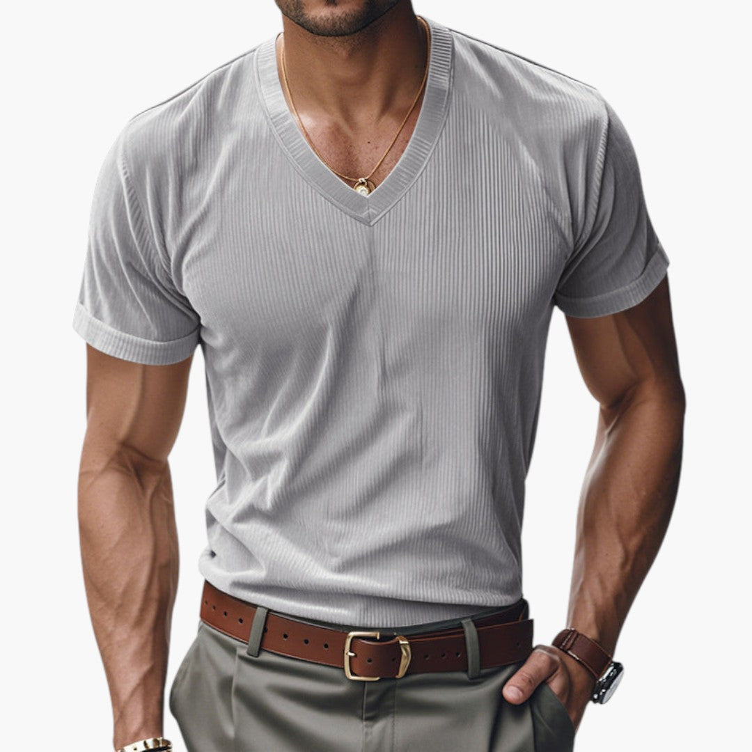 Olivgrön ribbad herr t-shirt, V-ringad design med kort ärm. Ett bekvämt och mångsidigt basplagg för herrkläder.