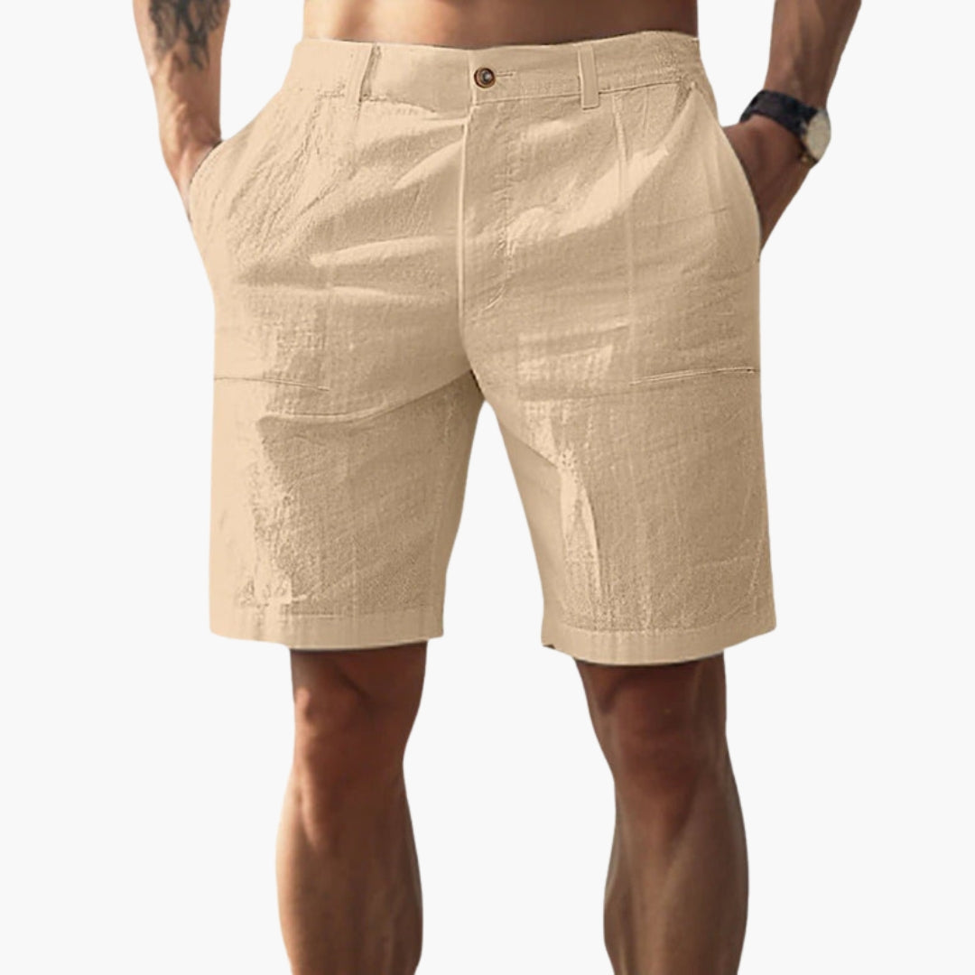 Aprikosfärgade herrshorts med dragkedja, sidofickor & bälteshällor. Perfekta knälånga sommarshorts för vardagsbruk.