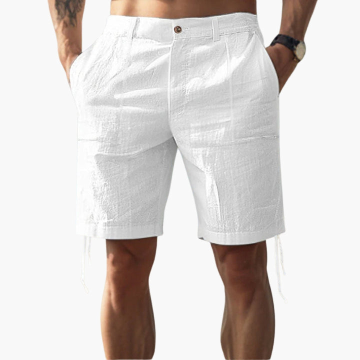Vita casual herrshorts. Knälånga sommarshorts med dragkedja, praktiska sidofickor & hällor. Ideal för herrkläder.