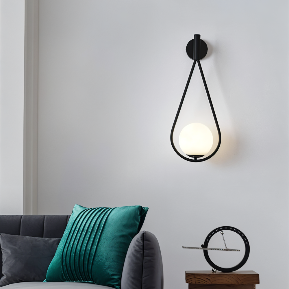 Elegant ArtLoop vägglampa i mässing. Minimalistisk droppdesign. Vacker för hallen.