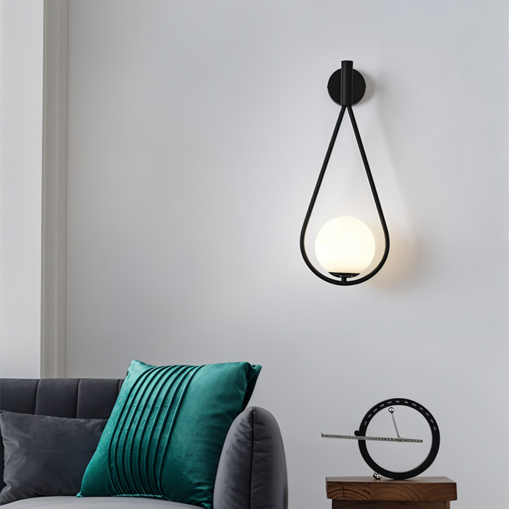 Elegant ArtLoop vägglampa i mässing. Minimalistisk droppdesign. Vacker för hallen.