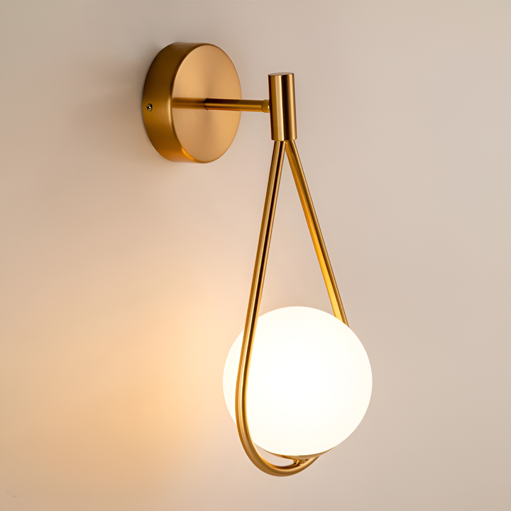 Skandinavisk ArtLoop vägglampa, mässing. Dekorativ droppdesign. Perfekt för sovrummet.