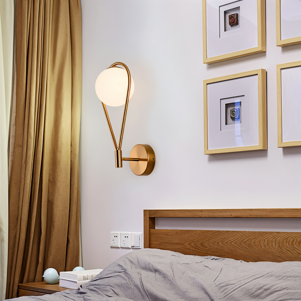 Svart ArtLoop vägglampa med minimalistisk droppdesign. Dekorativ LED-belysning för hemmet.