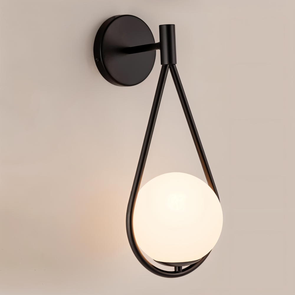 Svart ArtLoop vägglampa med droppdesign. Minimalistisk och modern för elegant belysning.