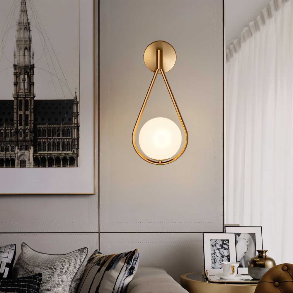 Elegant ArtLoop vägglampa i mässing. Skandinavisk droppdesign för modern inomhusbelysning.