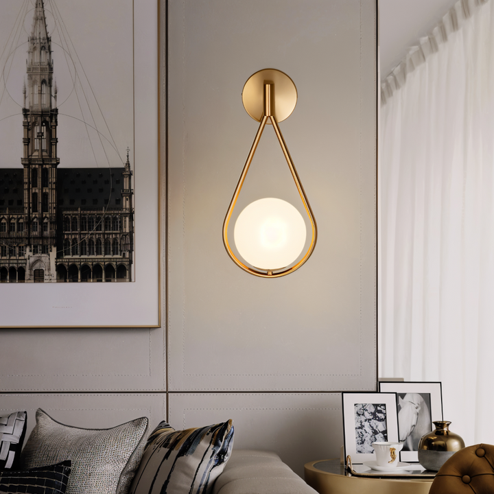 Elegant ArtLoop vägglampa i mässing. Skandinavisk droppdesign för modern inomhusbelysning.