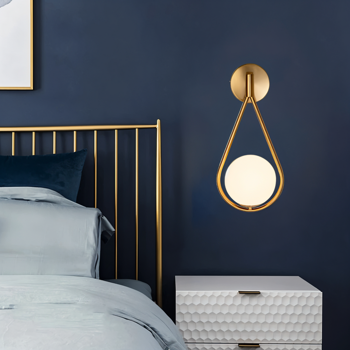 Modern ArtLoop LED-vägglampa. Stilren droppdesign perfekt för sovrum eller vardagsrum.