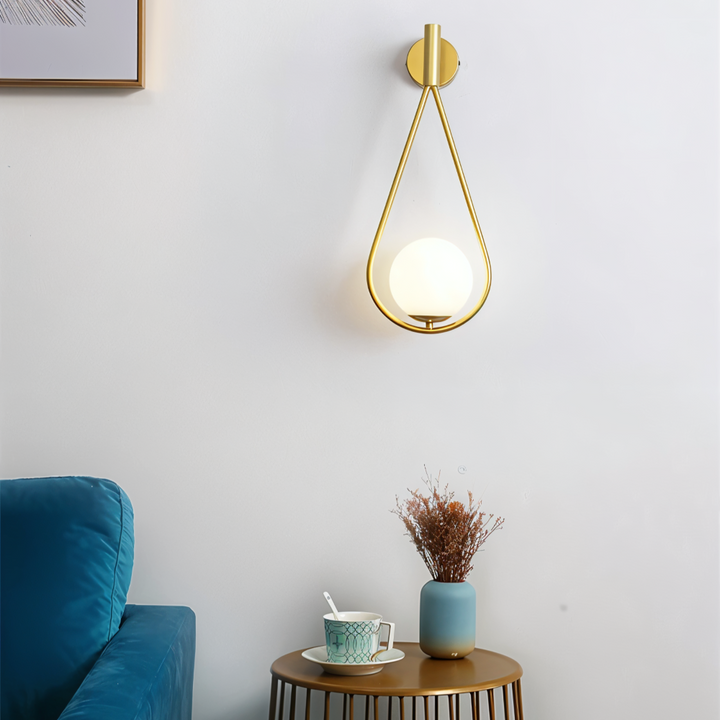 ArtLoop vägglampa med unikt droppformad design. Svart finish, perfekt för hallbelysning.