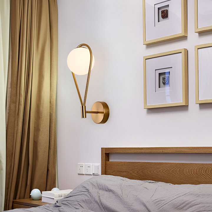 Minimalistisk ArtLoop vägglampa. LED-belysning med elegant droppdesign för moderna hem.
