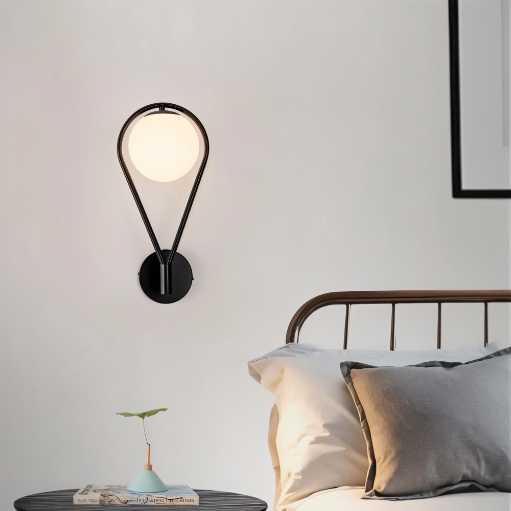Dekorativ ArtLoop vägglampa i mässing. Skapar stämningsfull belysning i vardagsrummet.