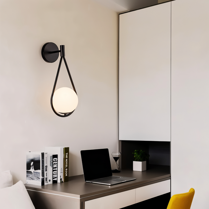 Svart ArtLoop vägglampa med modern droppdesign. Idealisk som dekorativ väggdekoration.