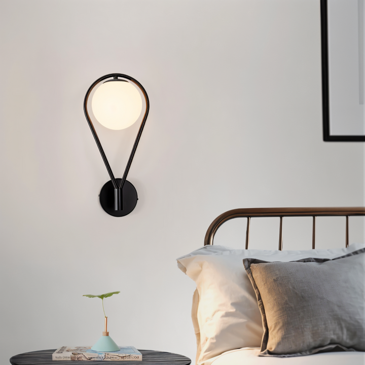 ArtLoop LED-vägglampa. Skandinavisk design med droppform för elegant vardagsrumsbelysning.