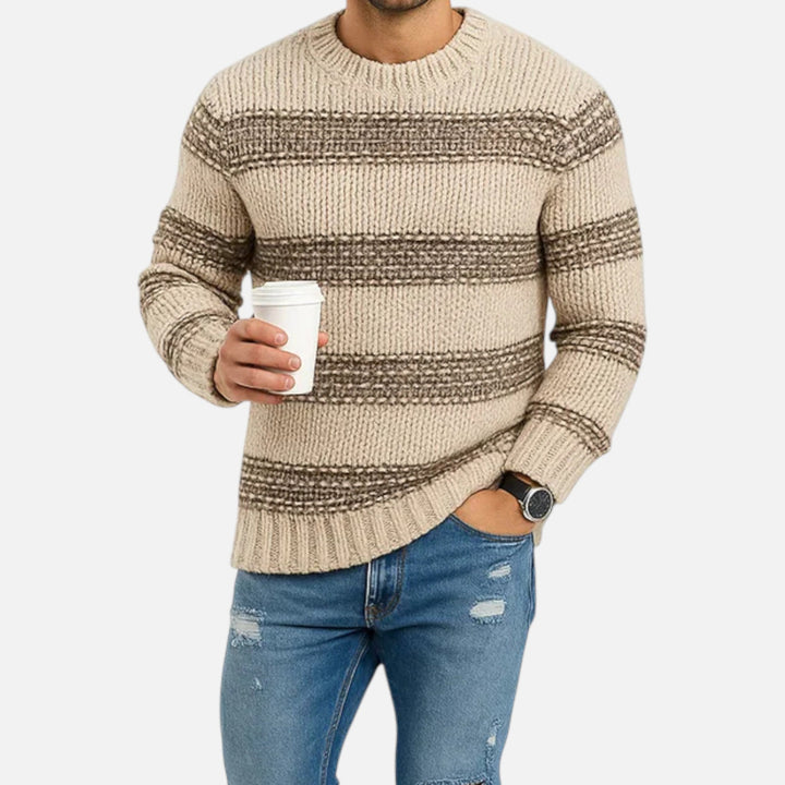 Man i Valmonti herrvinterpullover i khaki med randigt mönster som håller en kaffekopp