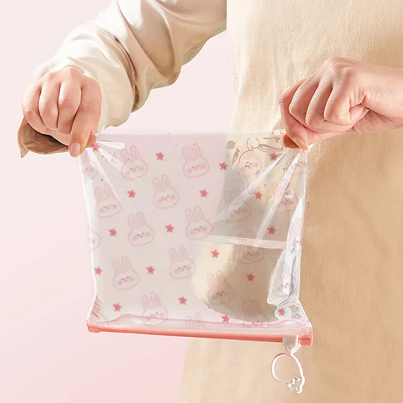Återanvändbar plastpåse med dragkedja för förvaring, transparent design, idealisk för kökslagring och organisering.