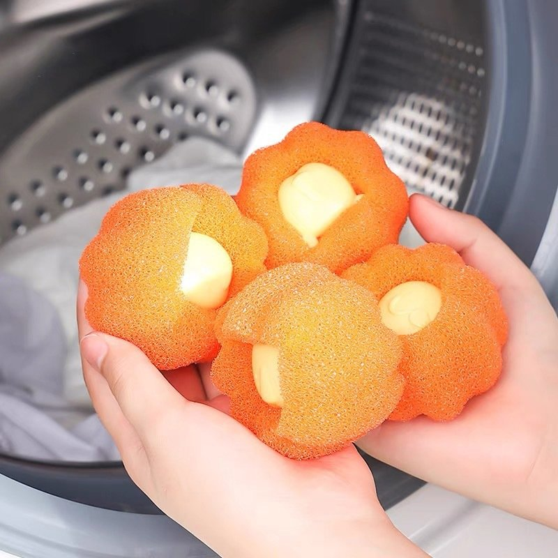 "Återanvändbar tvättkula, orange/blå, avlägsnar hår och ludd effektivt. Kompakt, hållbar och skonsam mot kläder."