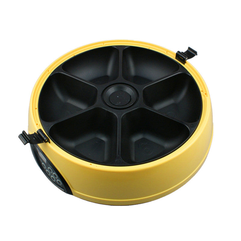 Glad hund äter portionerad hundmat från en automatisk matare. Friska måltider med exakt portionering.