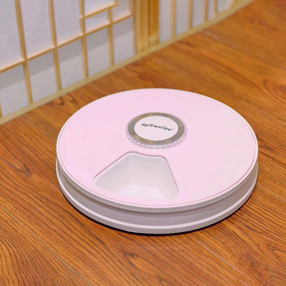 Kattmatare med programmerbar timer för automatisk portionsmatning. Finns i blått, rosa och vitt.