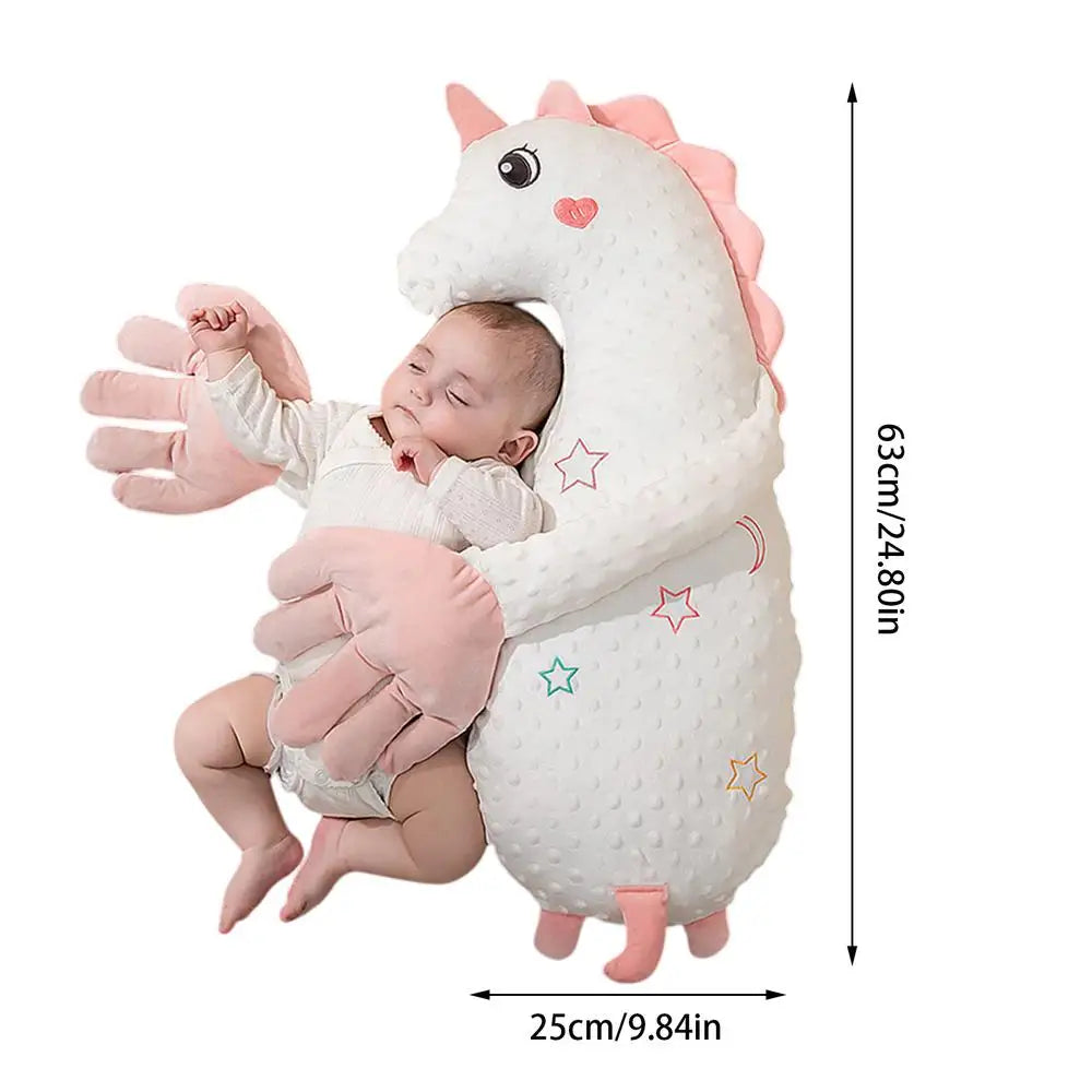 Dinosaurieformad babykudde i grön färg med lugnande funktion