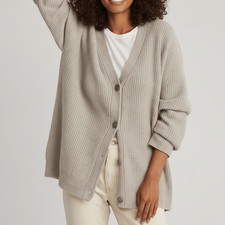 Stickad damkofta med knappslå, en bekväm cardigan för både vår och höst i avslappnad design.