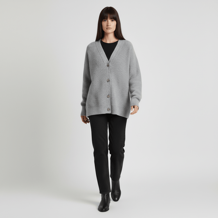 Jamila damkofta, en skön och modern cardigan som passar bekvämt under alla årstider.