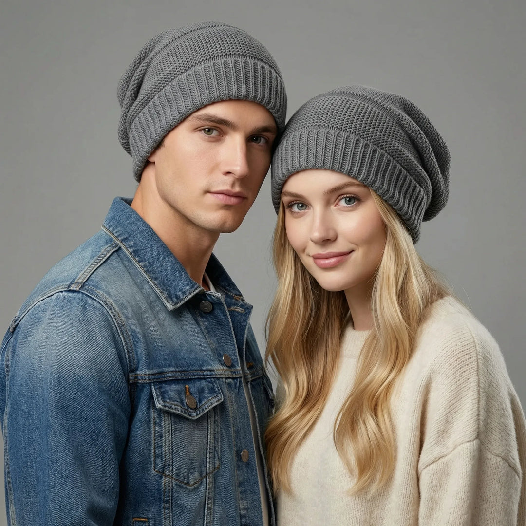 Unisex vintermössa i mjuk stickad design. Slouchy passform för vardagslook och streetwear.