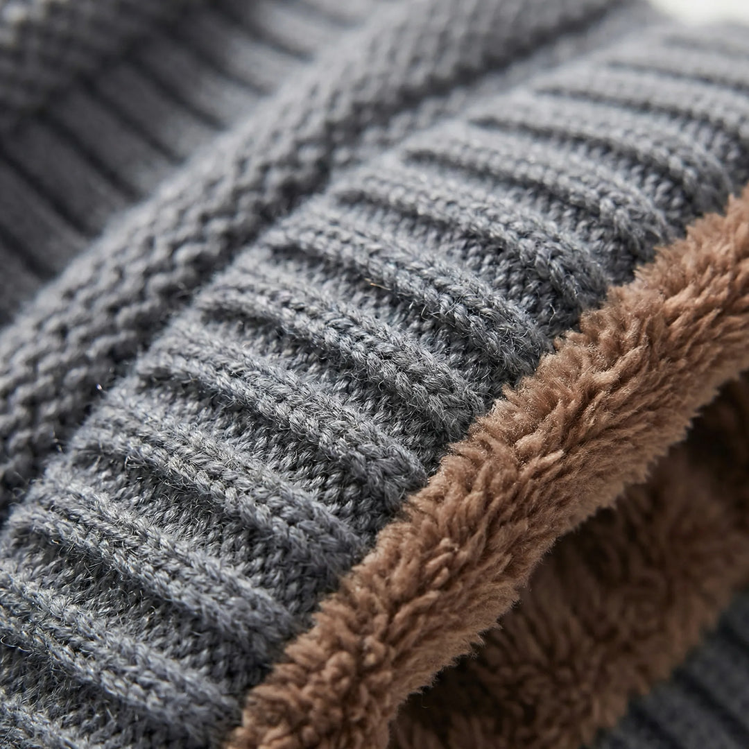 Varm och skön stickad mössa med avslappnad slouchy stil. Perfekt unisex accessoar för kalla dagar.