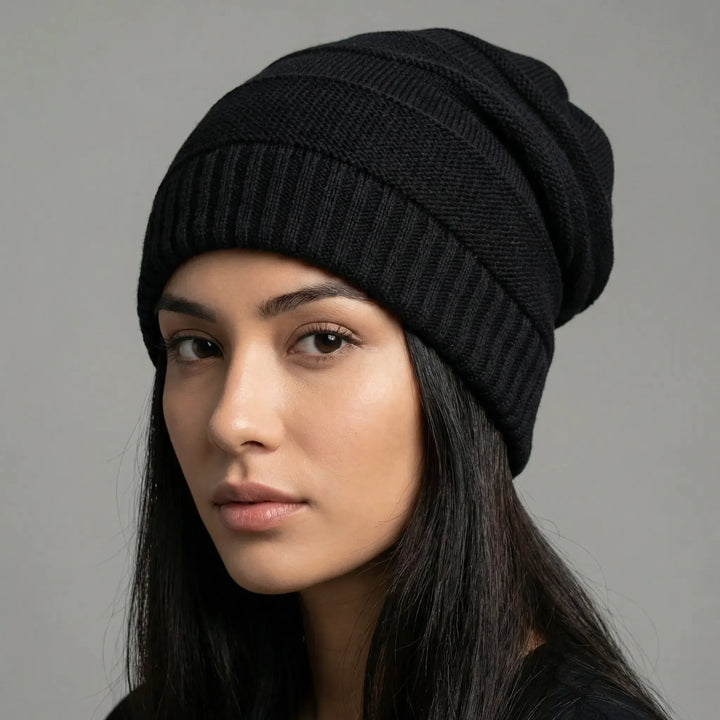 Stilren slouchy beanie för dam och herr. Modern stickad mössa som värmer under höst och vinter.