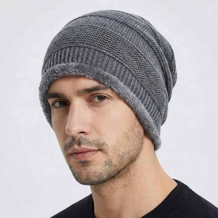 Snygg stickad slouchy mössa, unisex modell. En mångsidig accessoar för vardag och höstmode.