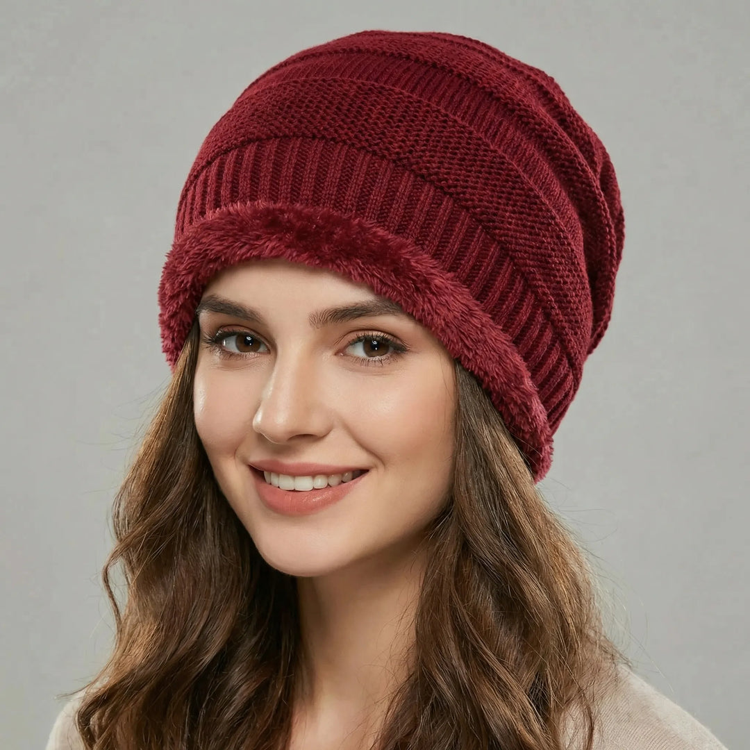 Unisex vintermössa, stickad för extra värme och komfort. Avslappnad slouchy passform.