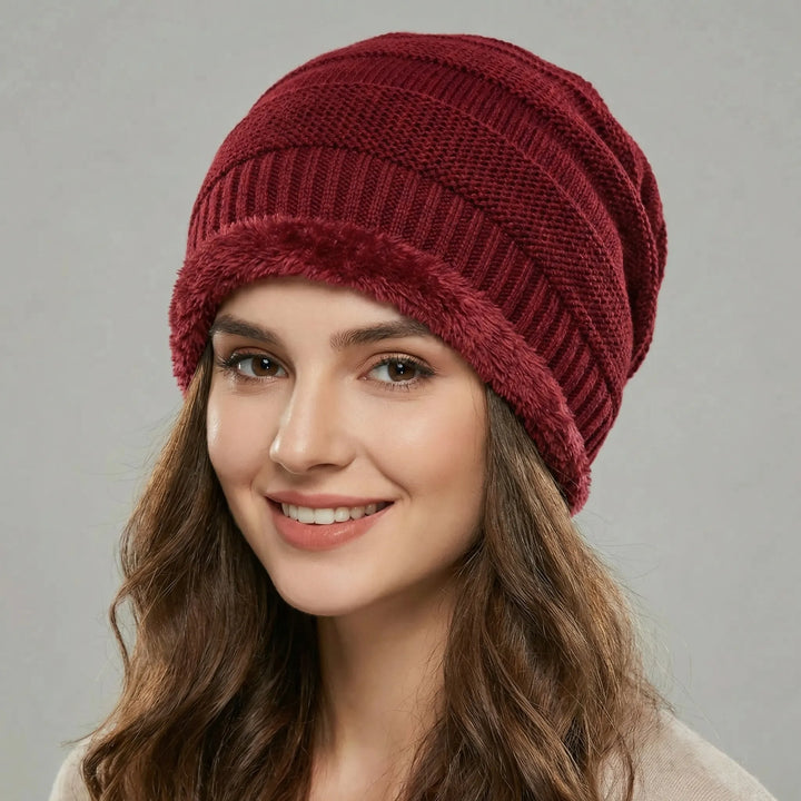 Unisex vintermössa, stickad för extra värme och komfort. Avslappnad slouchy passform.