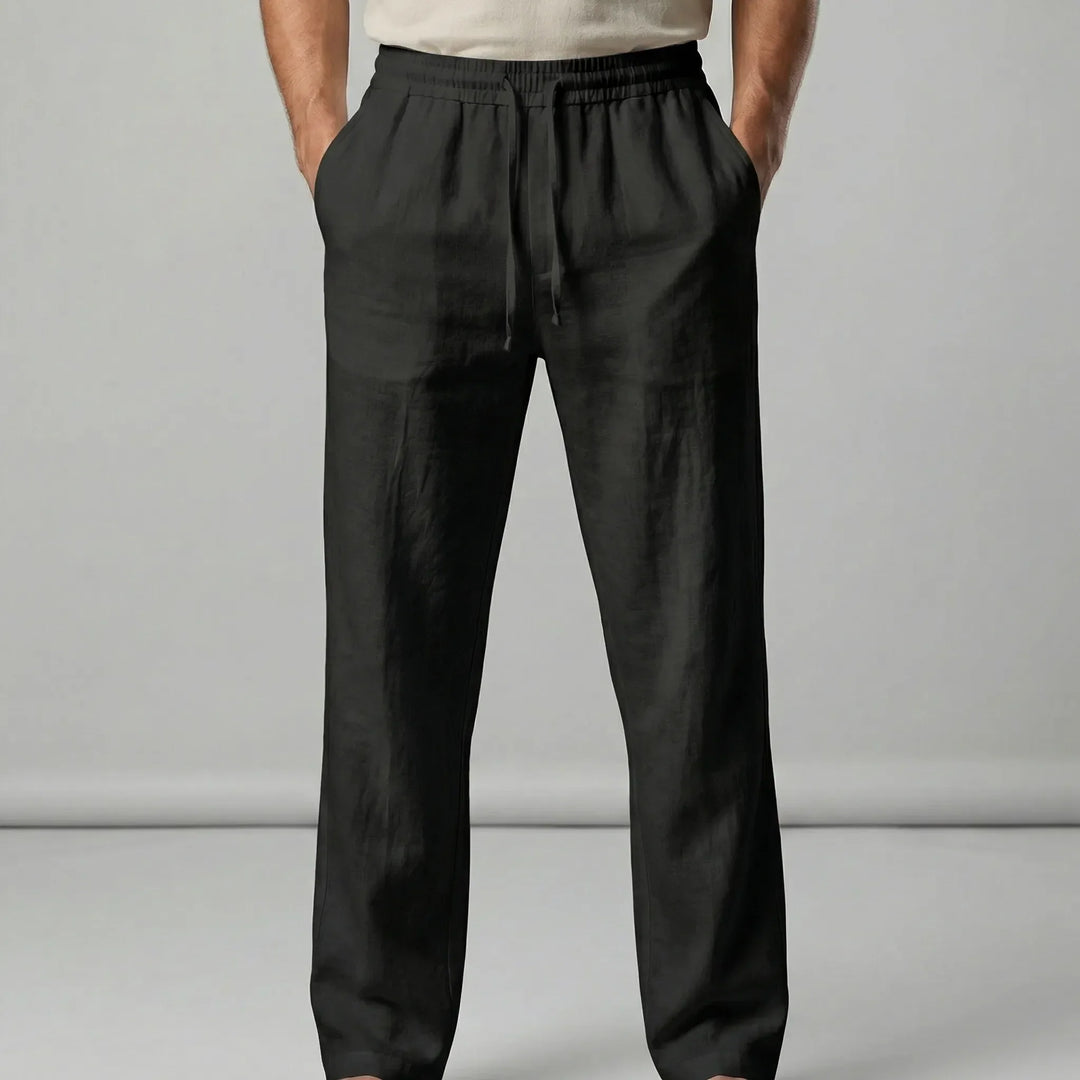 Khakifärgade smart casual herrbyxor. Idealiska sommarbyxor för en ledig och bekväm känsla.
